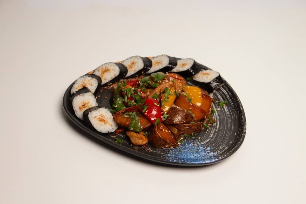 Дольки картошки с курицей и овощами